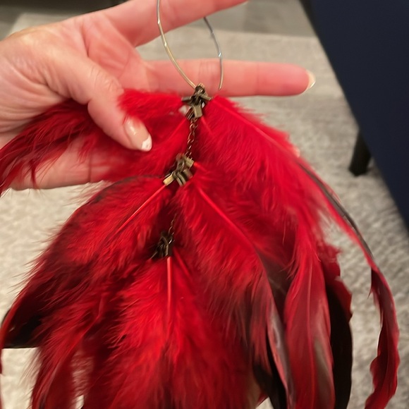 Red Feather 🪶 earrings - Picture 3 of 3